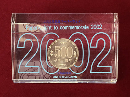 【日本】2002年記念ペーパーウェイト 500円玉 平成14(2002)［C-0001001］