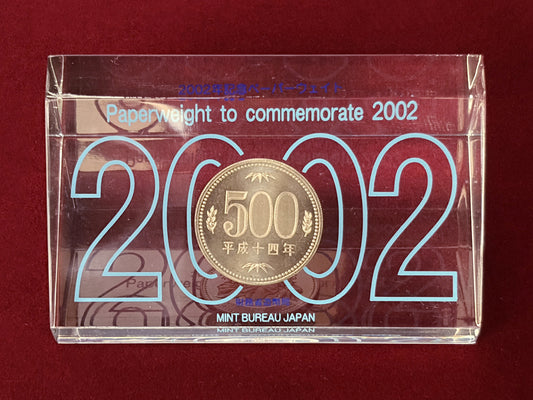 【日本】2002年記念ペーパーウェイト 500円玉 平成14(2002)［C-0001001］