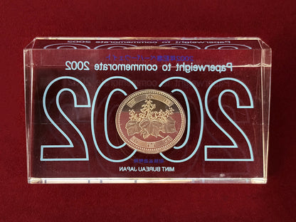 【日本】2002年記念ペーパーウェイト 500円玉 平成14(2002)［C-0001001］