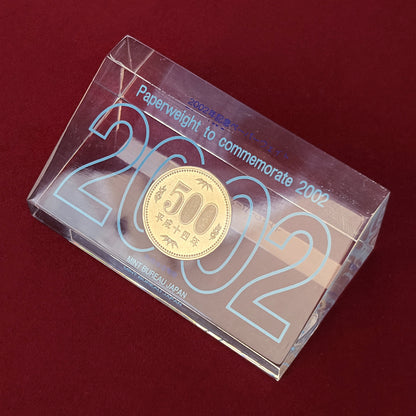 【日本】2002年記念ペーパーウェイト 500円玉 平成14(2002)［C-0001001］