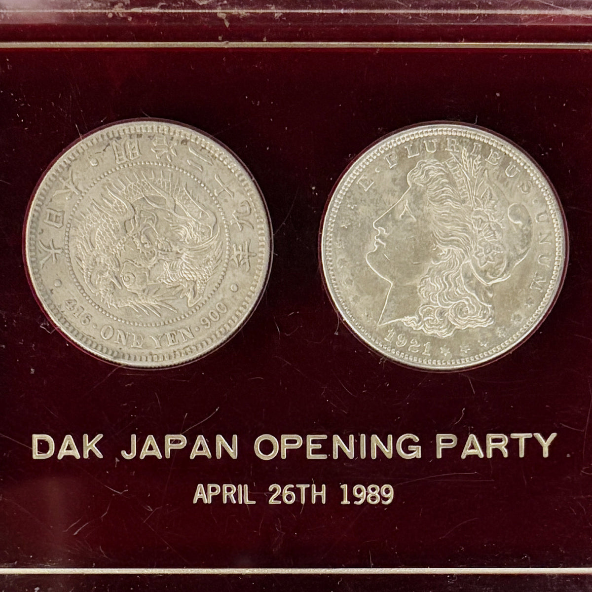 【日本＆アメリカ】1円銀貨 ＆ モルガンダラー 2枚セット アクリルスタンド入り［C-0001129］