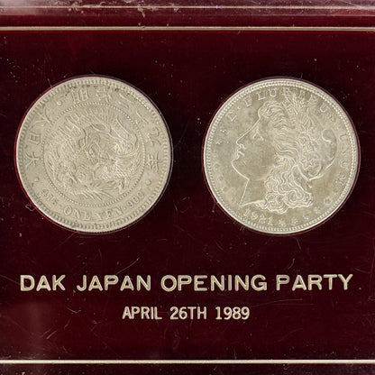【日本＆アメリカ】1円銀貨 ＆ モルガンダラー 2枚セット アクリルスタンド入り［C-0001129］