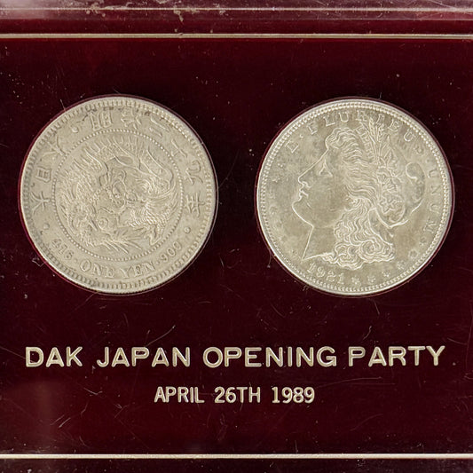 【日本＆アメリカ】1円銀貨 ＆ モルガンダラー 2枚セット アクリルスタンド入り［C-0001129］