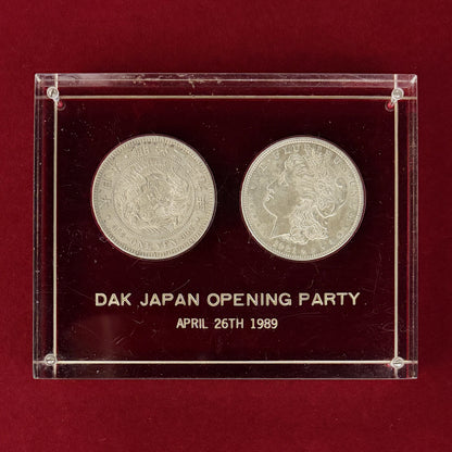 【日本＆アメリカ】1円銀貨 ＆ モルガンダラー 2枚セット アクリルスタンド入り［C-0001129］
